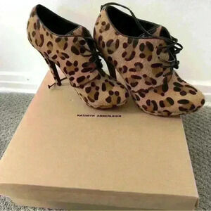 Kathryn Amberleigh leopard ankle boot size 8.5 in great condition whit box